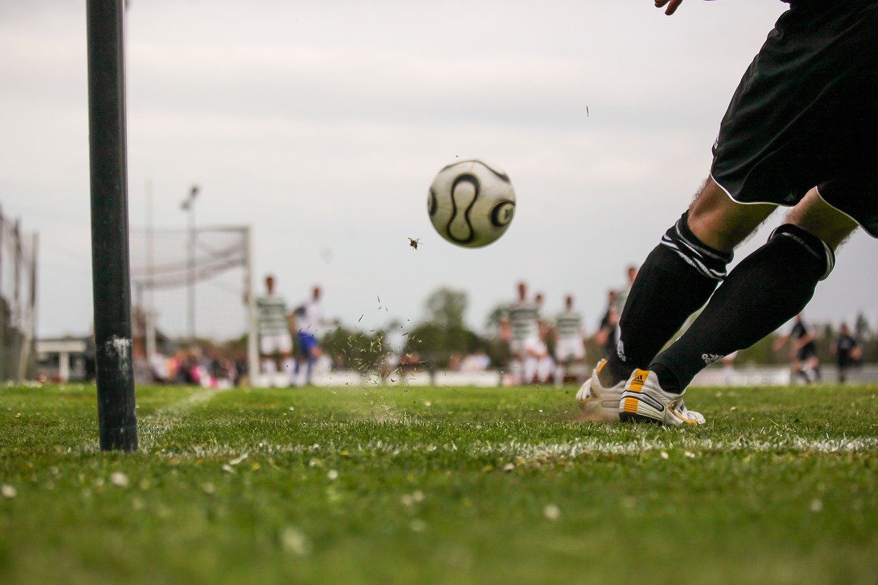 Ein Spieler auf einem Fußballplatz