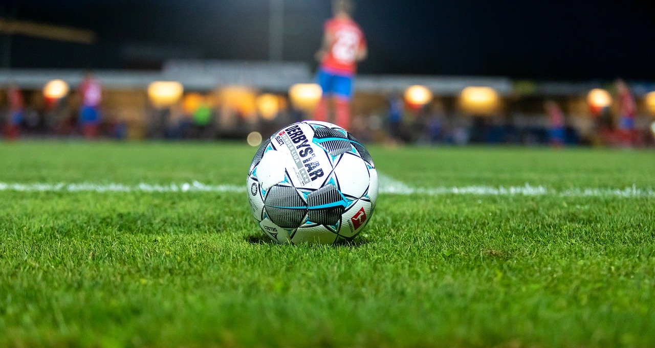 Fußball auf einem Spielfeld