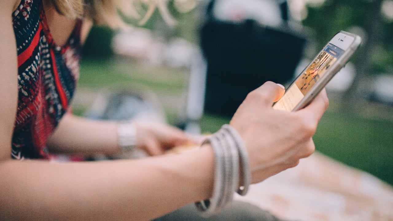 Junge Frau hält Smartphone