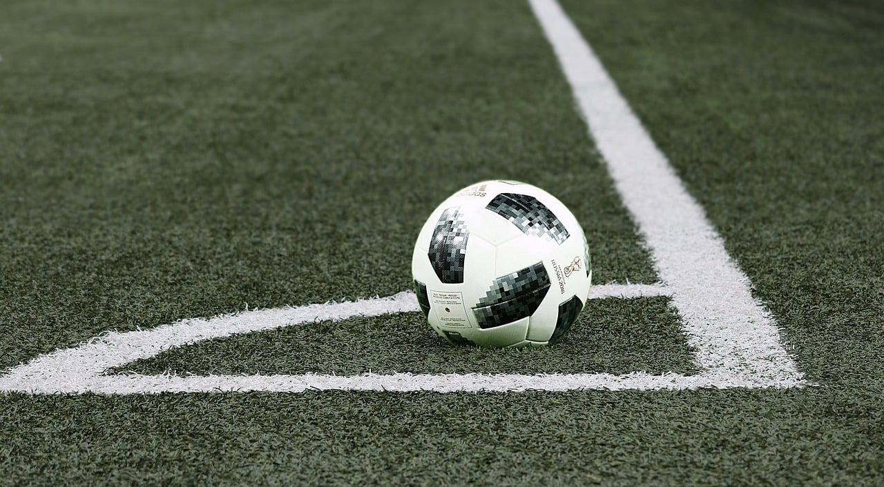 Fussball liegt in Feldecke|Stats Perform Logo