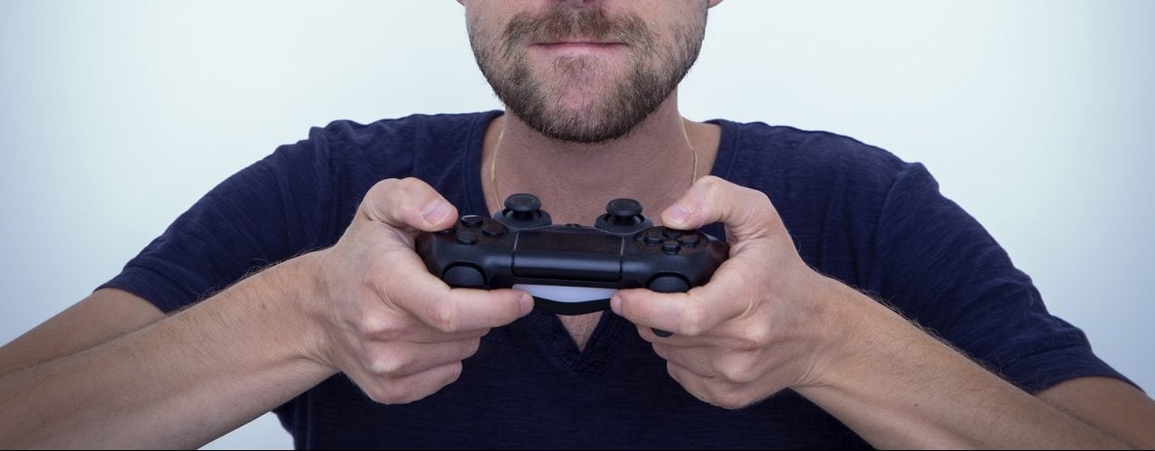 Person mit Controller