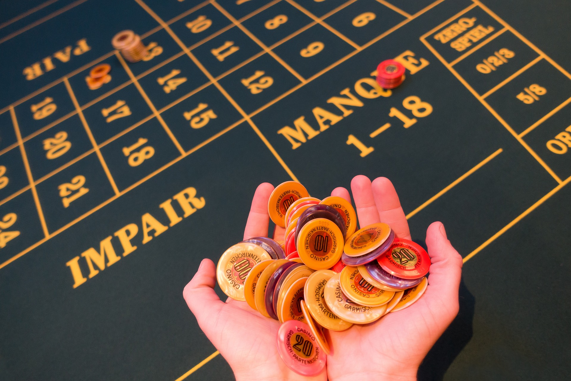 Hand mit Spielchips||Pachinko-Automaten