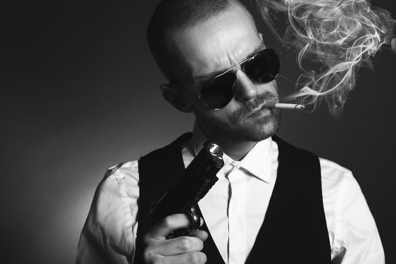 Gangster mit Pistole und Zigarette