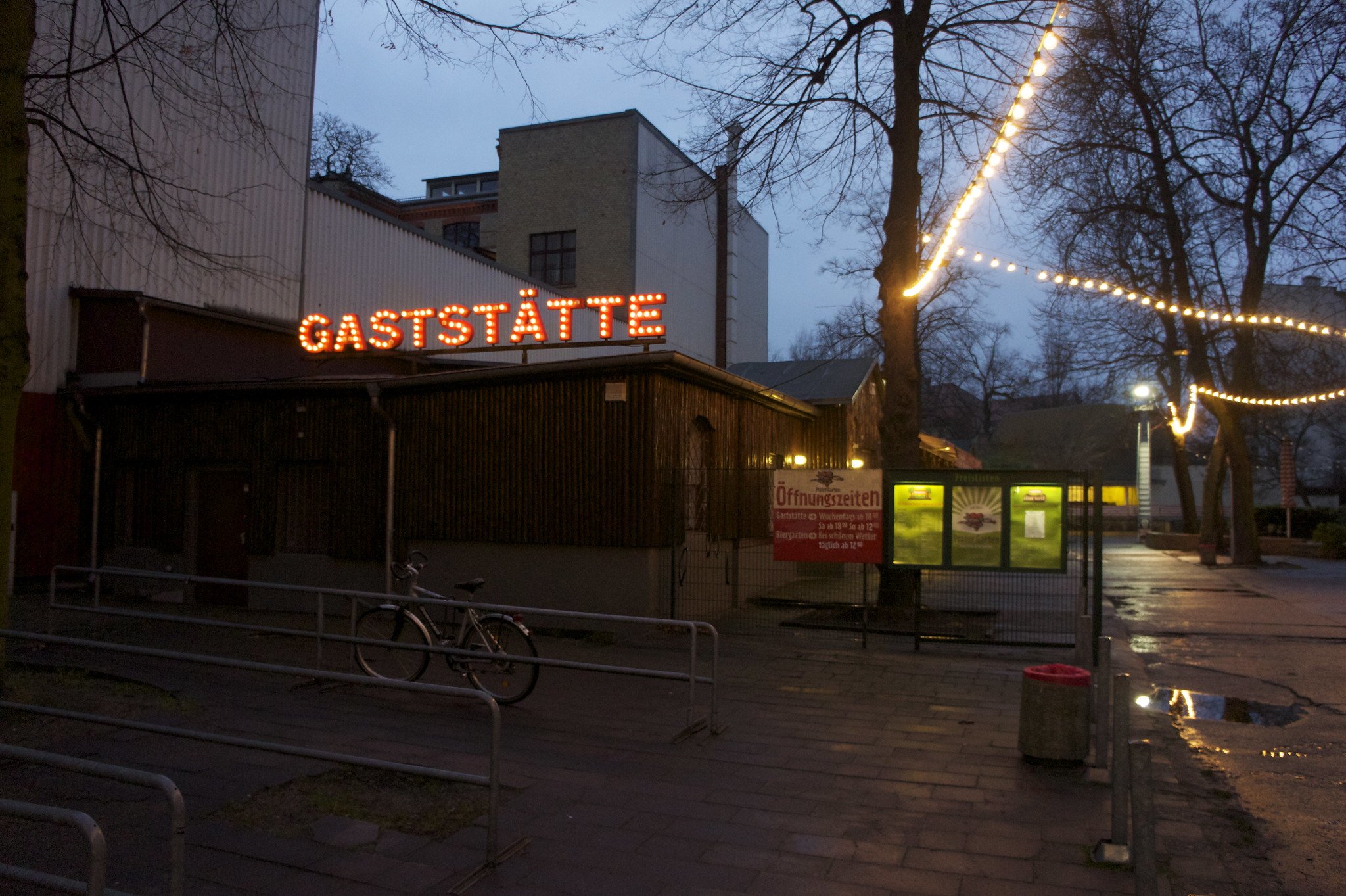 Eine Gaststätte im Abendlicht|