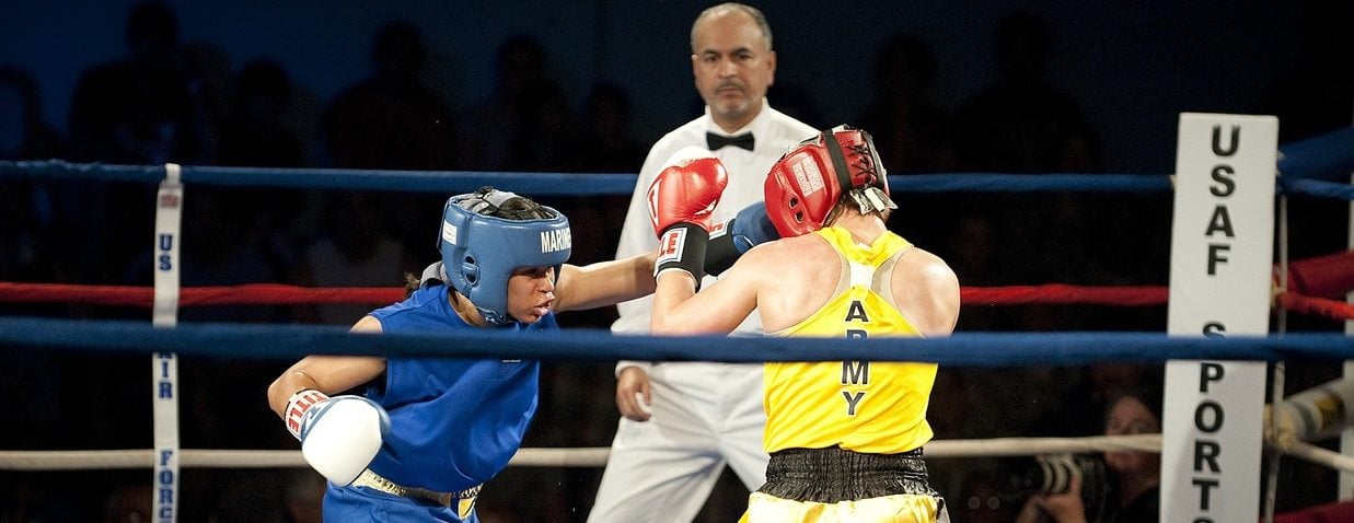 Zwei Frauen im Boxring