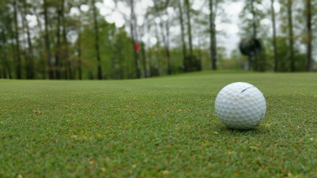 Golfball auf Grün|