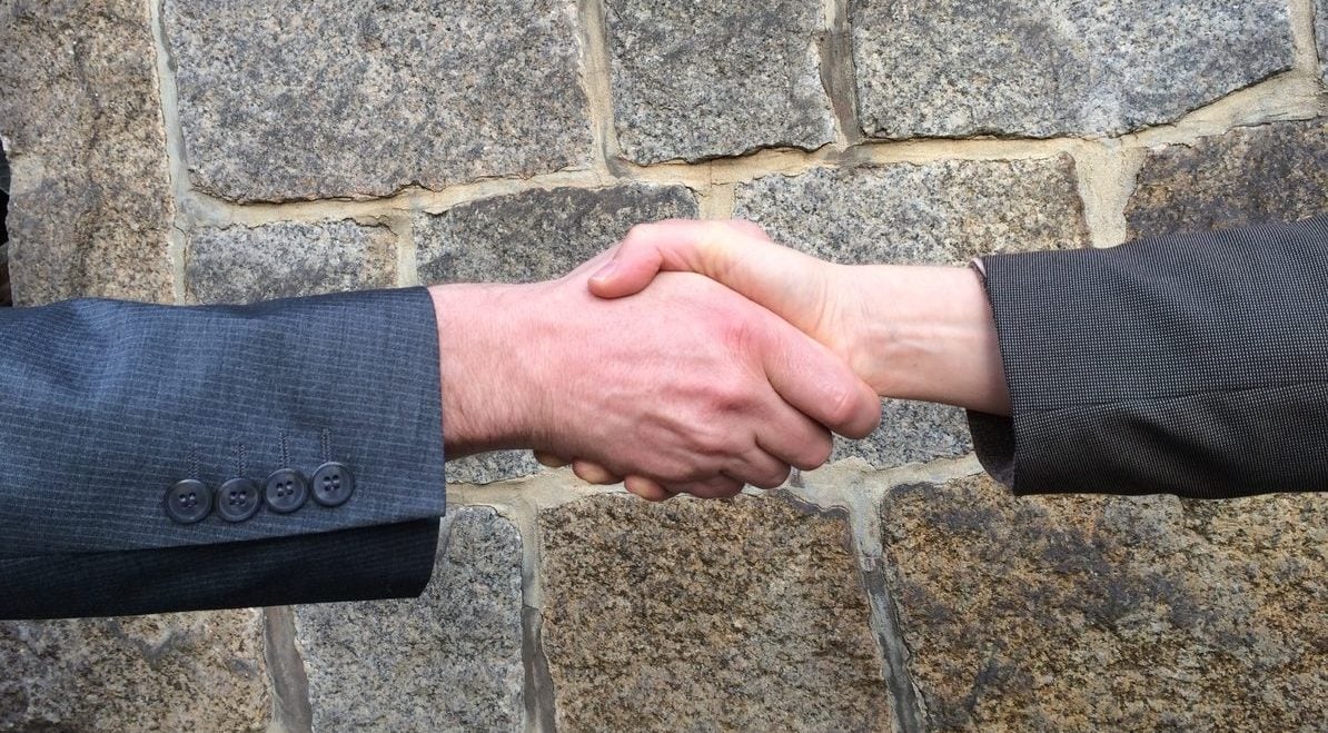 Zwei Personen schütteln Hände