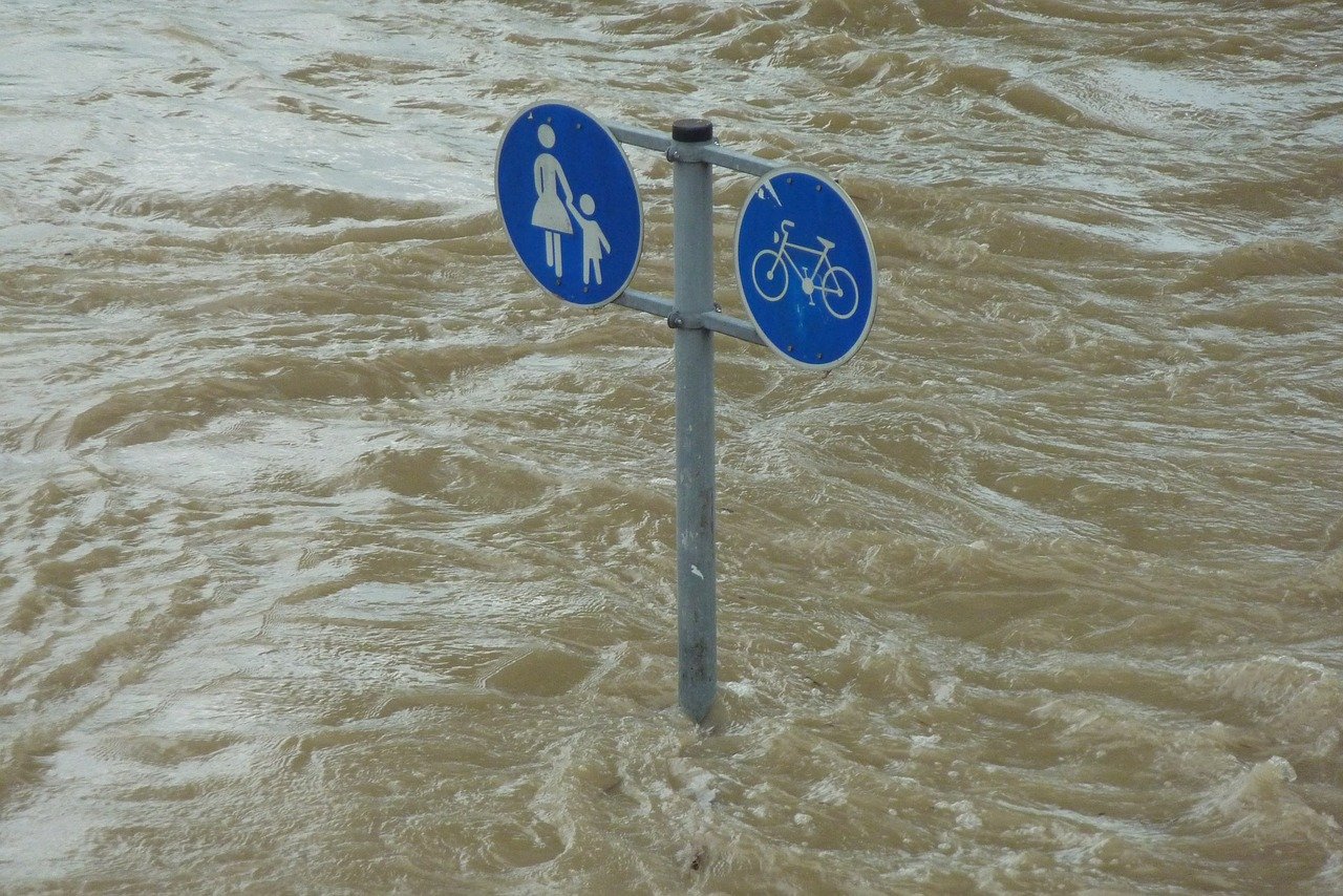 Überschwemmung Straßenschild