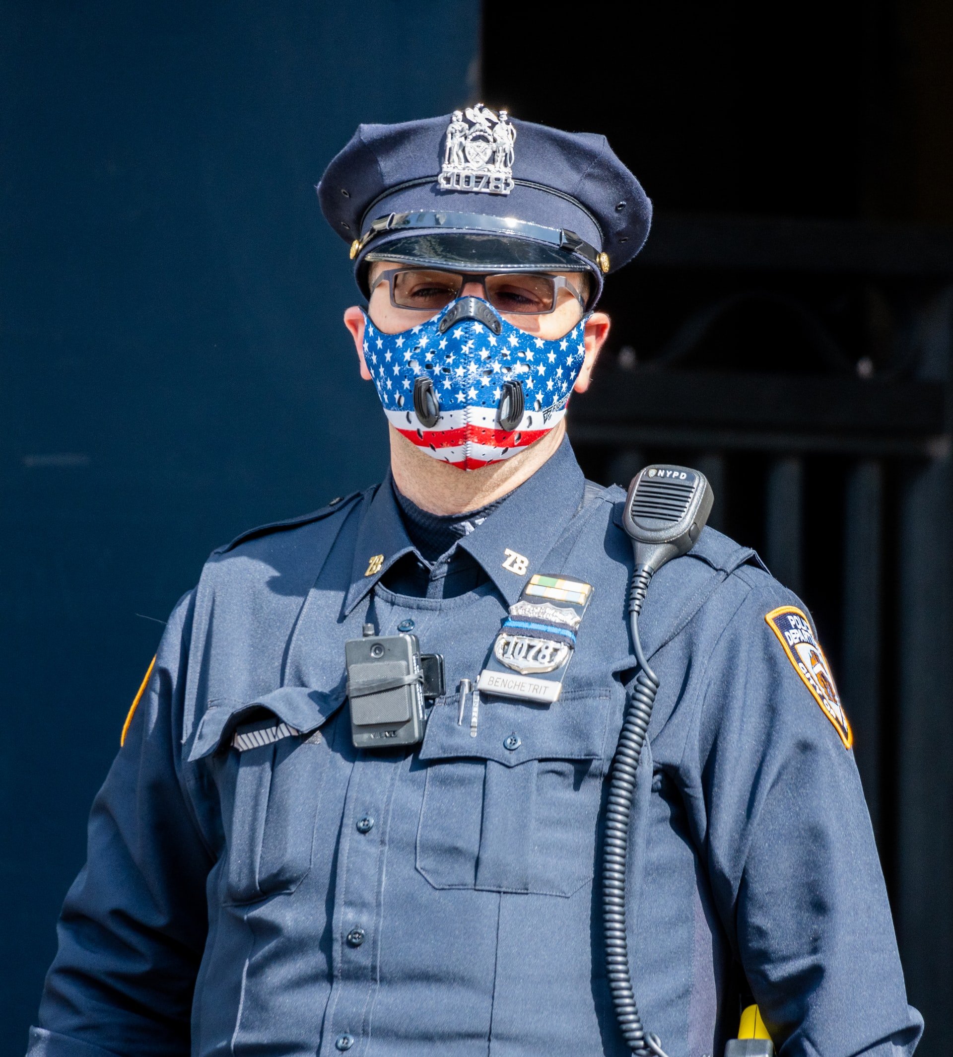 US-Polizist mit Mund-Nasenschutz