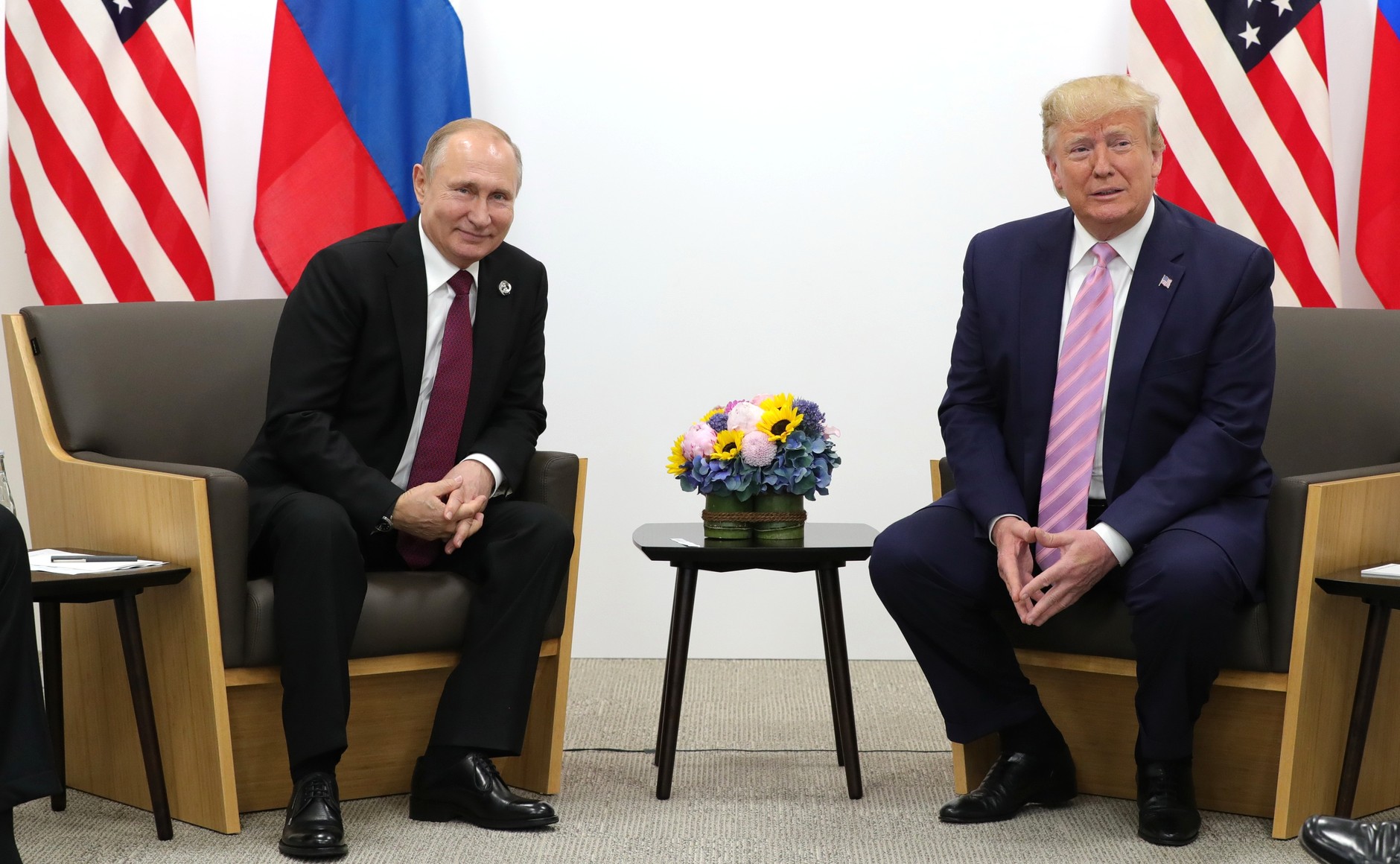 Trump und Putin bei einem Treffen|Mueller sitzt an einem Tisch|Trump bei einem Besuch im Pentagon|Trump bei einer Rede