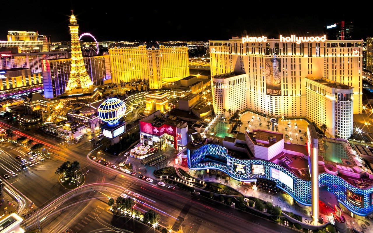 Las Vegas Strip bei Nacht|Logo Nevada Gaming Control Board