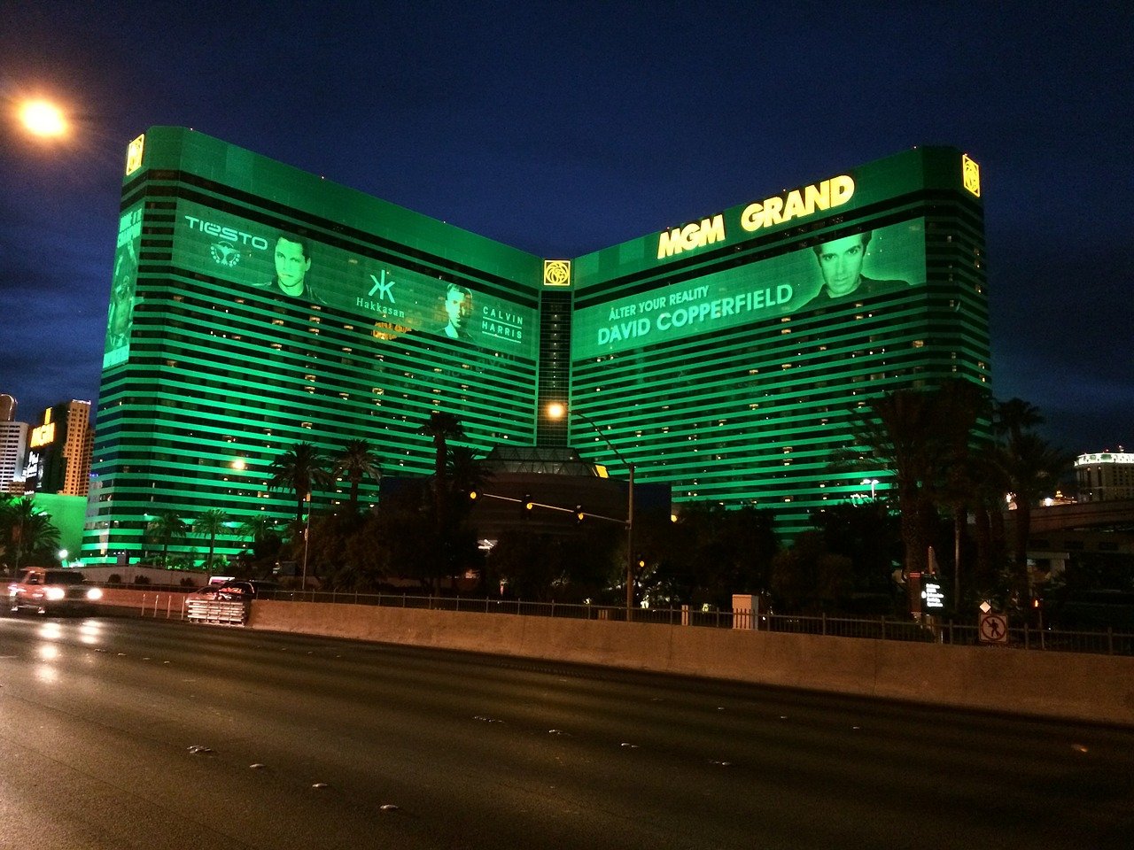 Las Vegas MGM Resorts by night mit grünem Licht