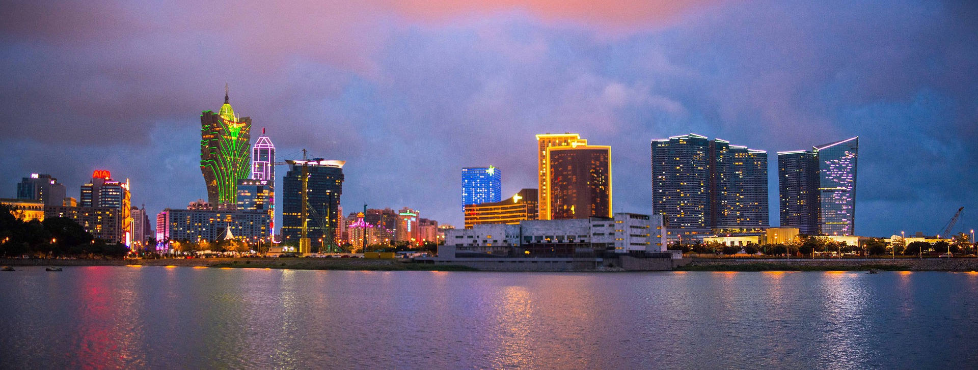 Skyline von Macau bei Nacht|MGM Grand Macau|Flagge von Macau