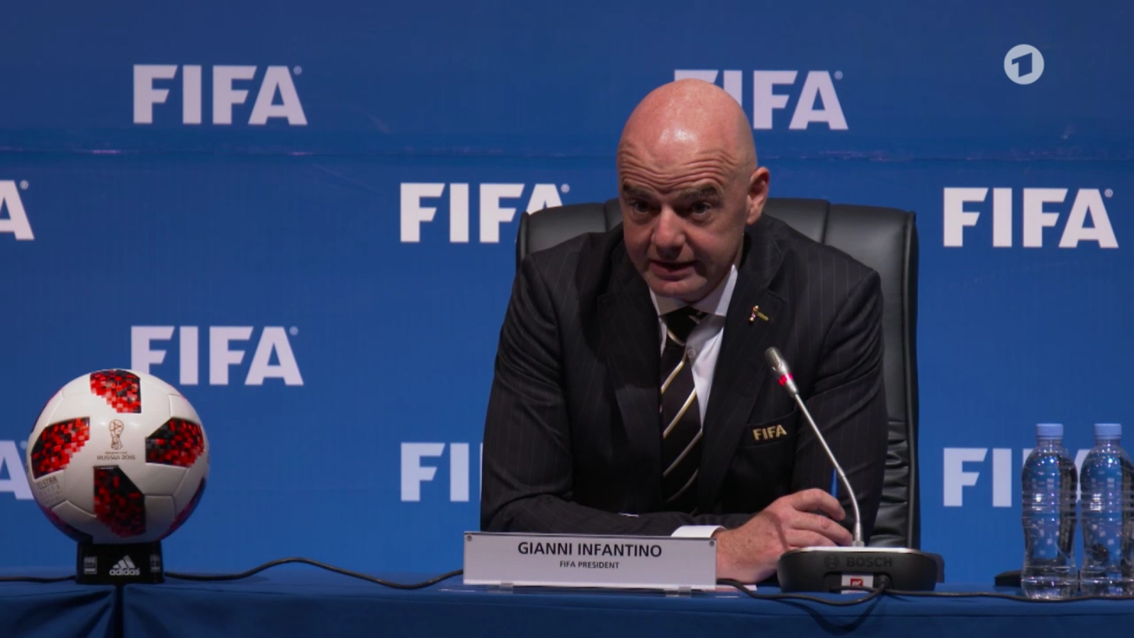 FIFA Präsident Gianni Infantino|Waage Fußball Pokal Geldscheine|Saudi Arabiens Prinz Mohammad bin Salman Al Saud