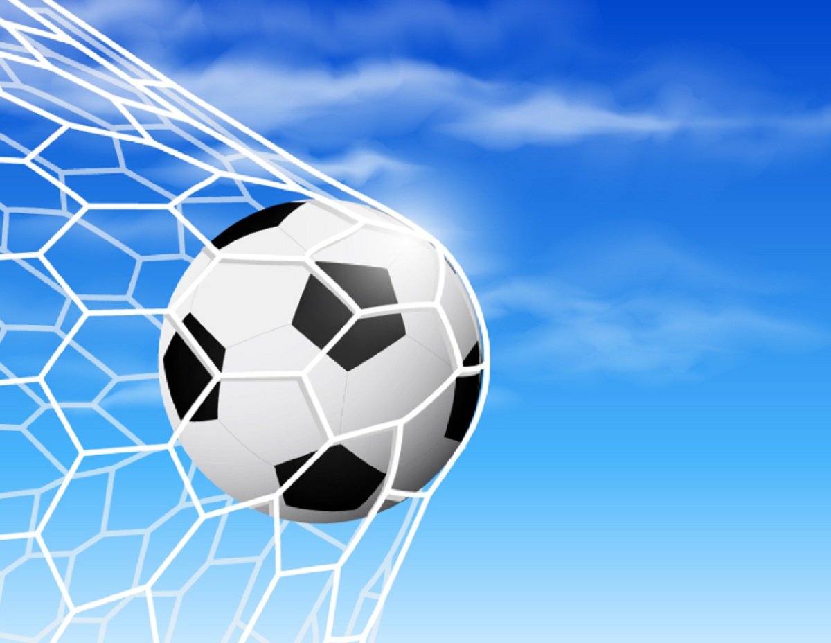 Fußball im Netz vor blauem Himmel