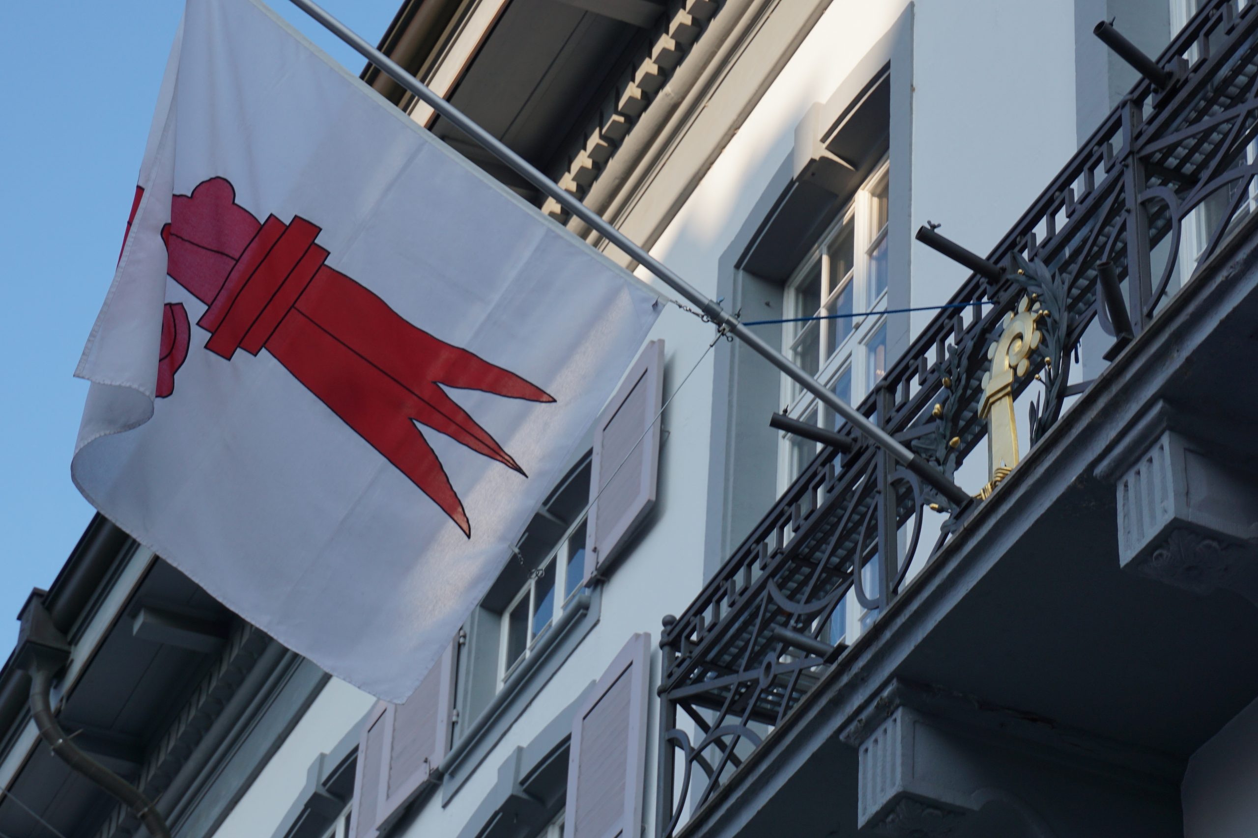 Basel-Landschaft Regierungsgebäude mit Flagge des Kantons