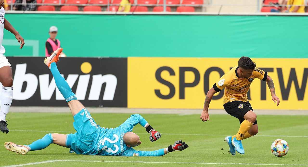 bwin Banner Werbung im Stadion|bwin Das ist unser Spiel|DFB Logo auf Fanschal