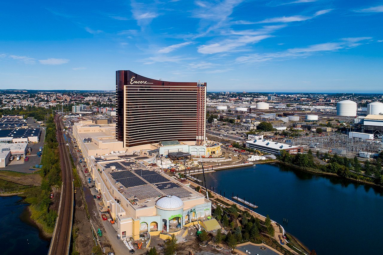 Encore Boston Harbor Casino|Wynn Resorts Logo|Blackjack Tisch mit Karten