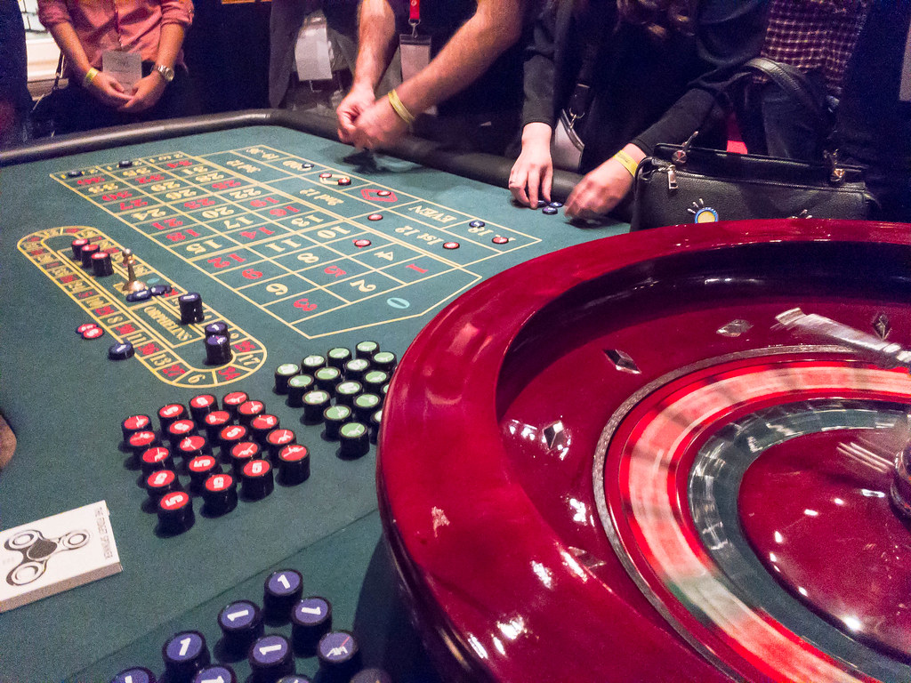 Personen am Roulette Spieltisch