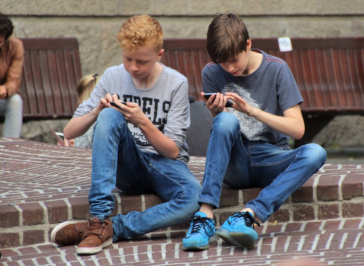 Kinder Jugendliche am Smartphone