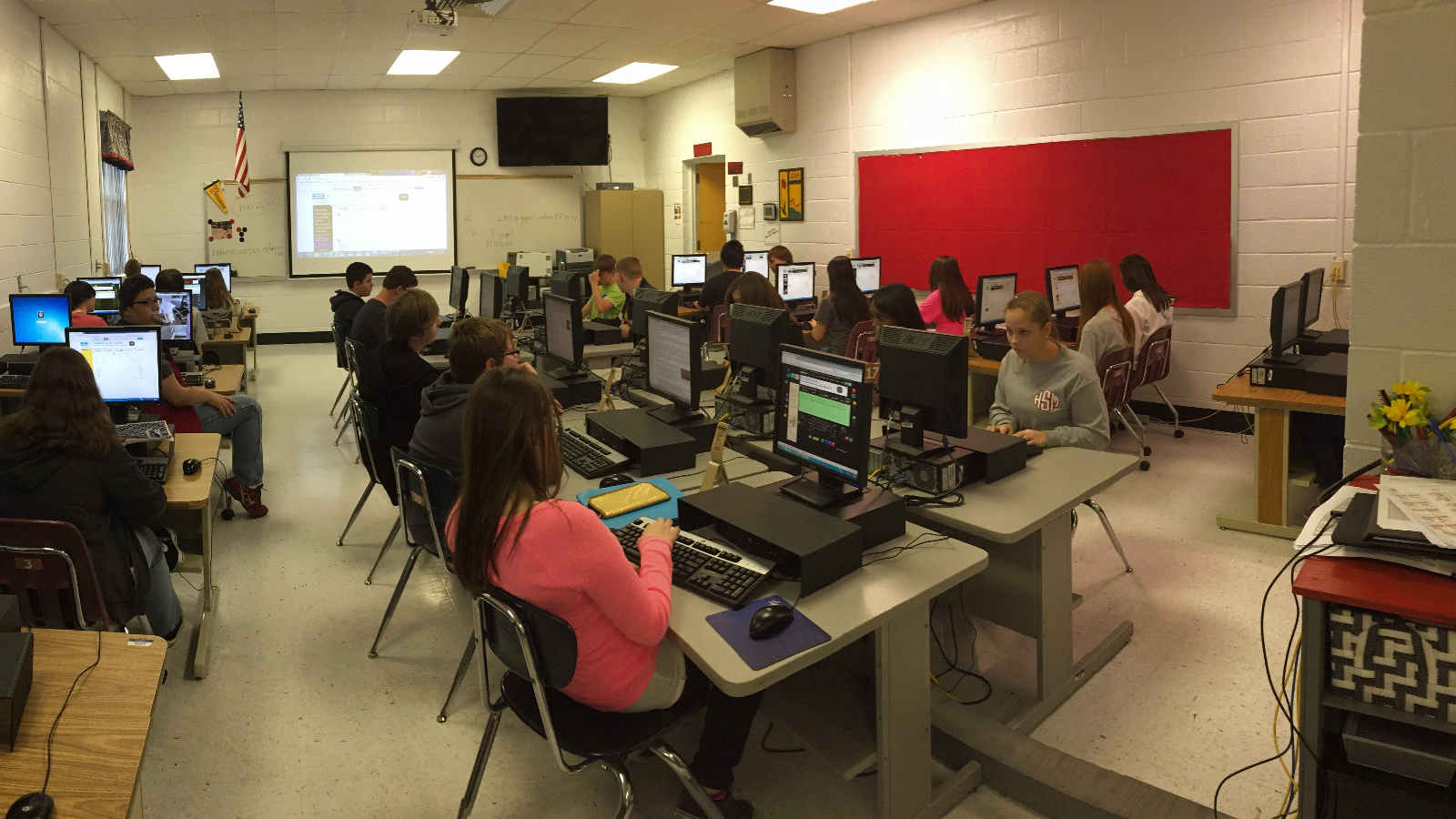 Schüler in Klassenraum vor Computern