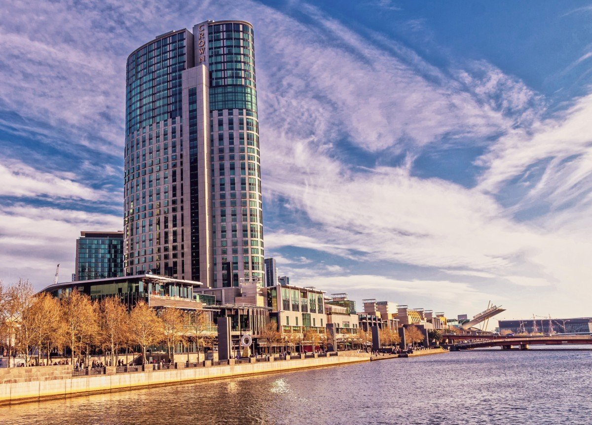 Crown Casino Melbourne|Zwei Chinesische Reisepässe|Frau mit Handschellen Arme überm Kopf