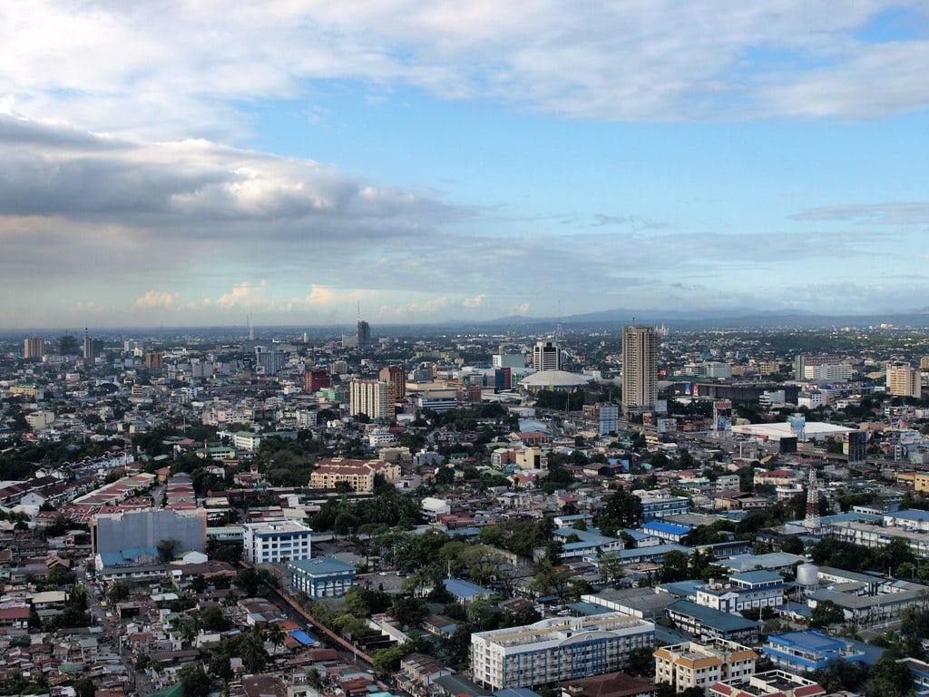 Quezos City Luftaufnahme|Rodrigo Duterte|Philippinische Pesos Geldscheine und Münzen