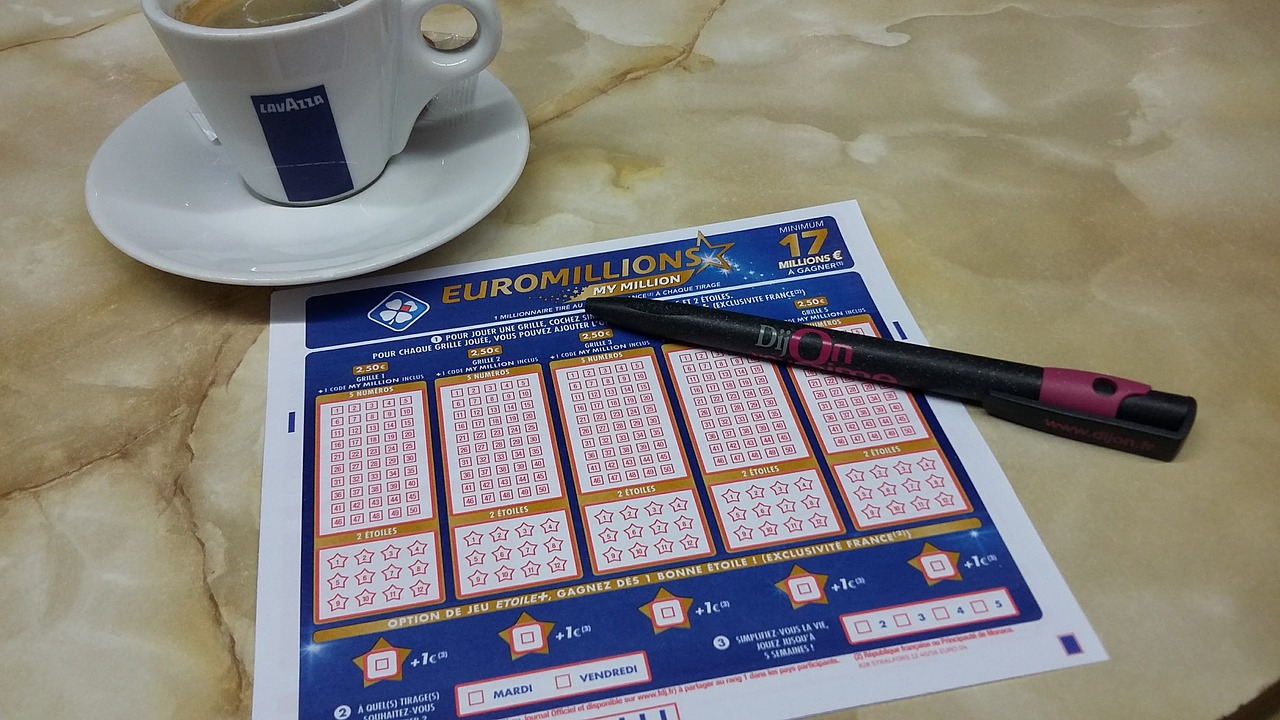 EuroMillions Lottoschein mit Stift und Kaffeetasse