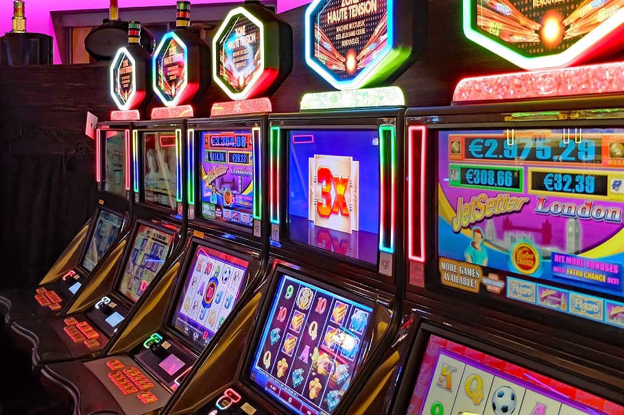 Spielautomaten eingeschaltet in einer Reihe Spielhalle Glücksspiel