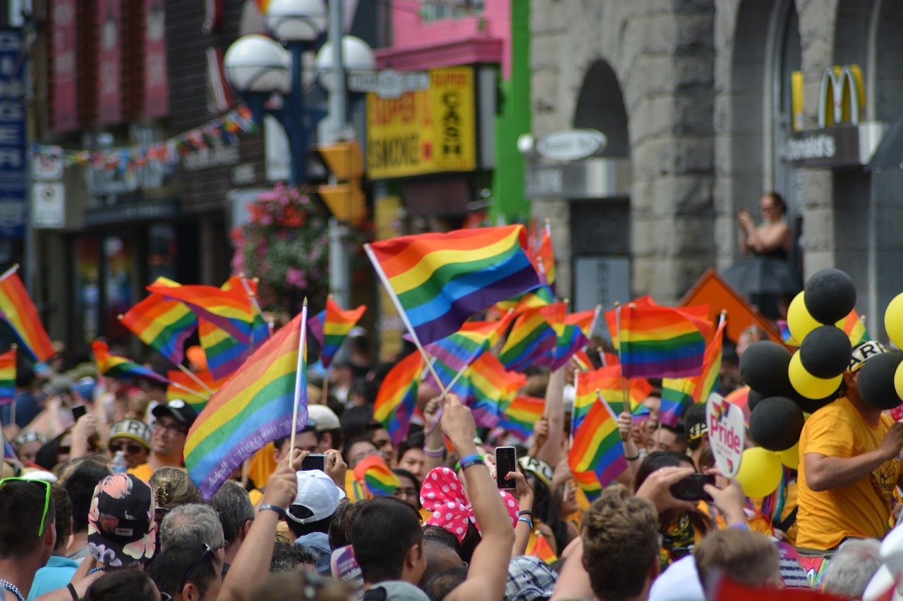 Pride Flaggen Regenbogen Menschenmenge Parade LGBTQ+