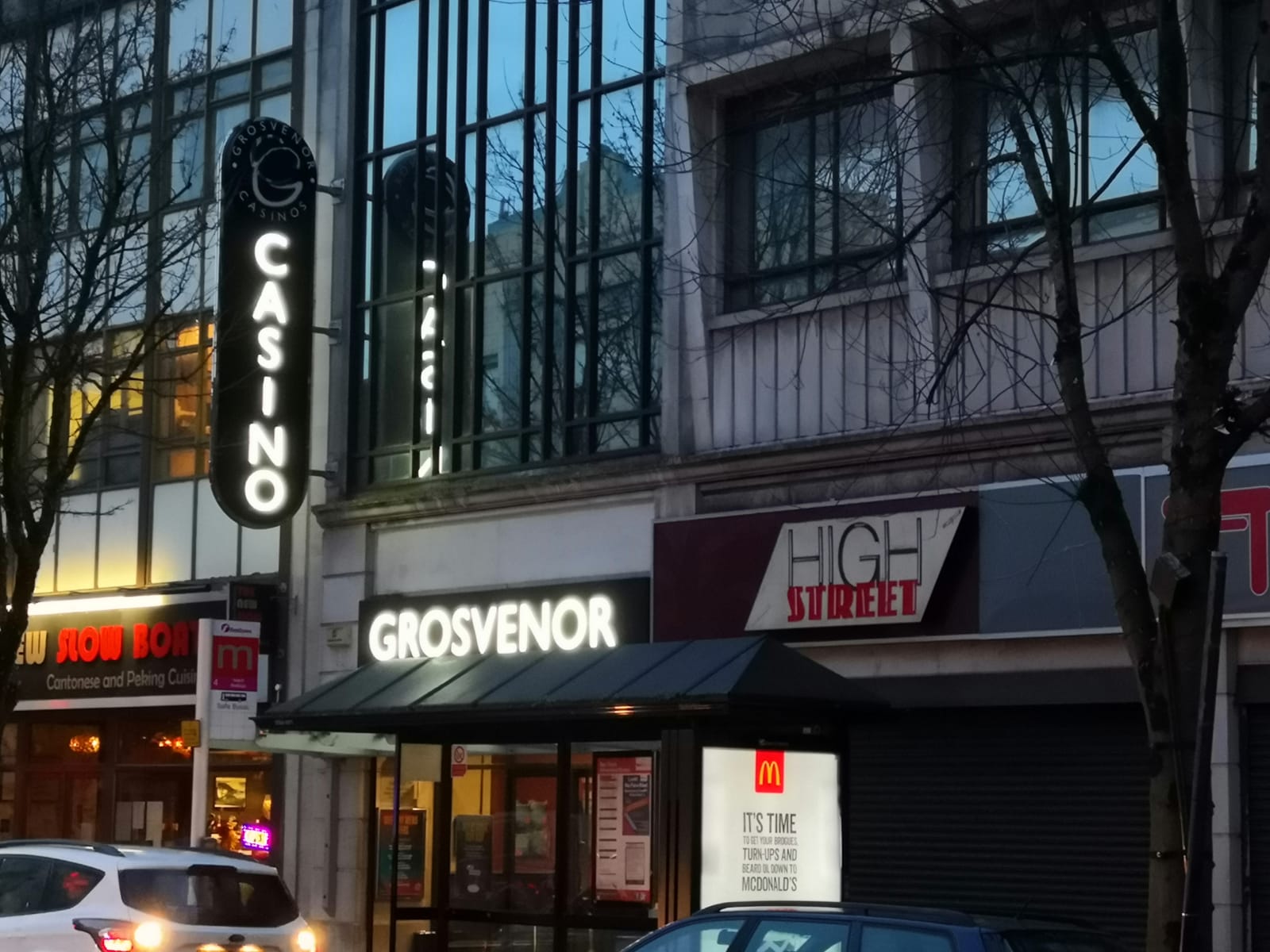 Grosvenor Casino Außenansicht|Mecca Bingo Säule Logo