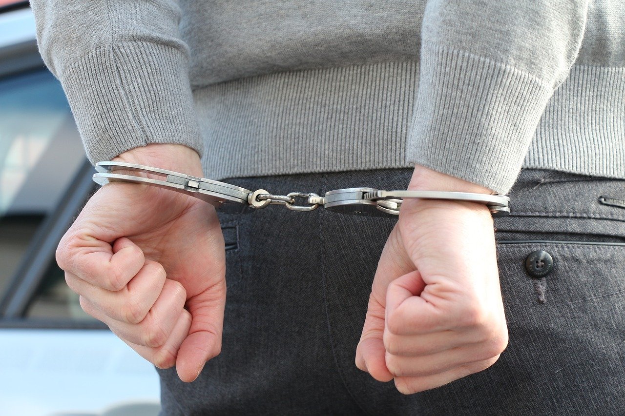 Person mit Handschellen verhaftet