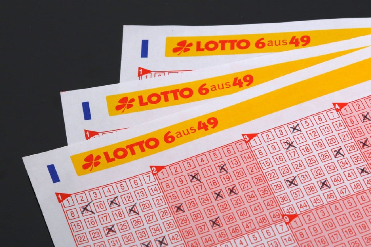 Lottoscheine 6 aus 49|Lottoquittung zwei Hände