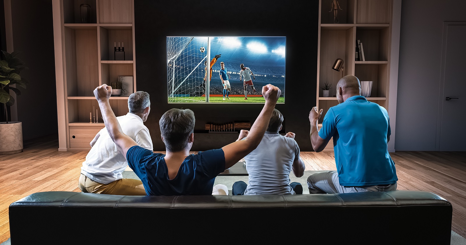 Personen vorm Fernseher Fußballspiel Sofa Couch|Kind vorm Fernseher Hinterkopf
