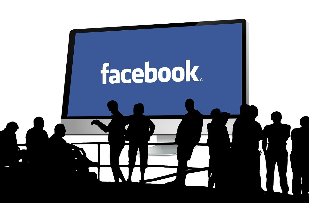 Facebook Logo mit Schattenfiguren Personen