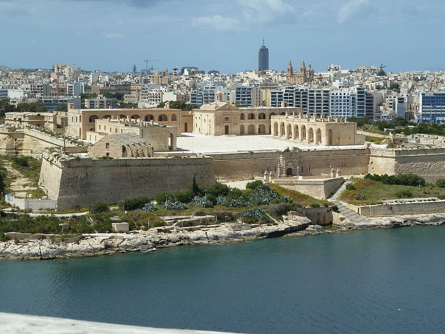 Malta Valetta Stadt Überblick vom Meer aus