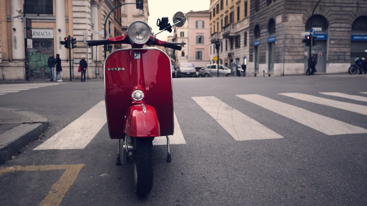 Motorroller Vesper Italien Straße Zebrastreifen