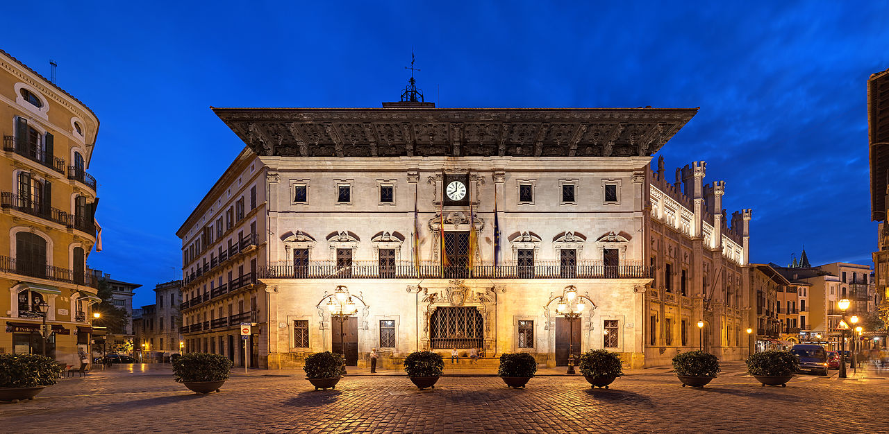 Rathaus von Palma de Mallorca|Beratung eine Frau ein Mann