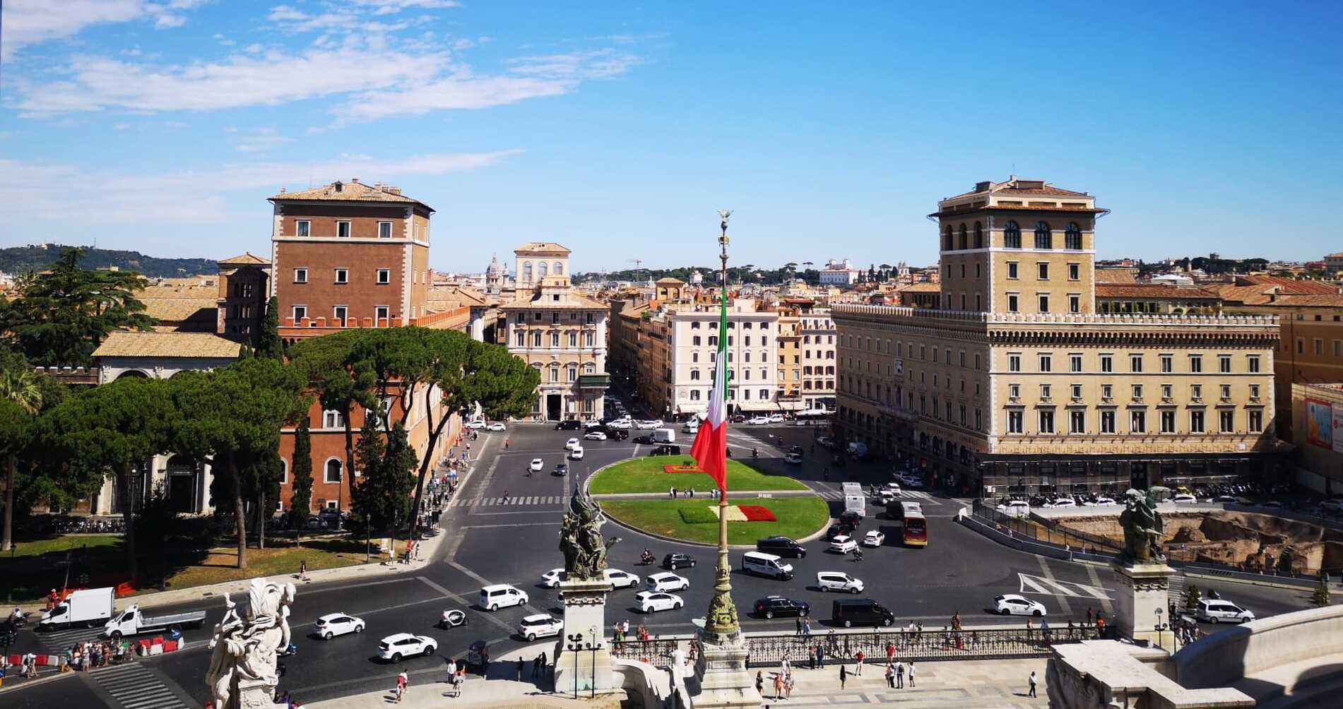 Rom PIazza Venezia italienische Flagge||Rom PIazza Venezia italienische Flagge