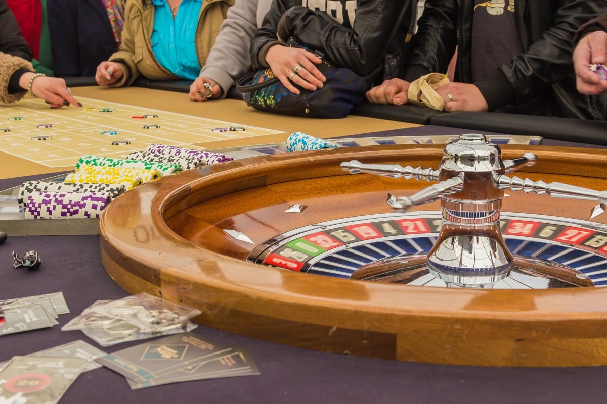 Personen am Roulette-Tisch im Casino