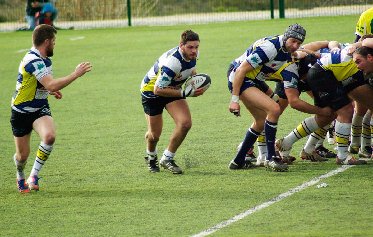 Rubgy-Spieler auf Rasenplatz