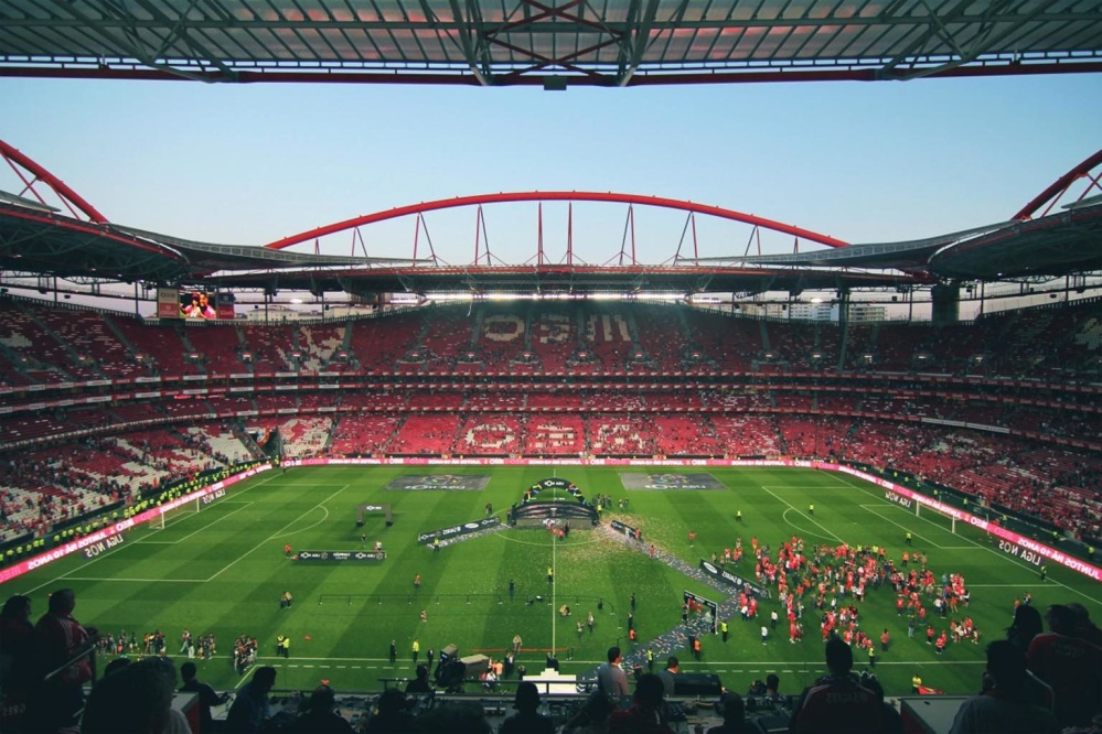 Fußballstadion|FC Bayern München Flagge|Sportwetten Wettschein|Heimteam Auswärtsteam