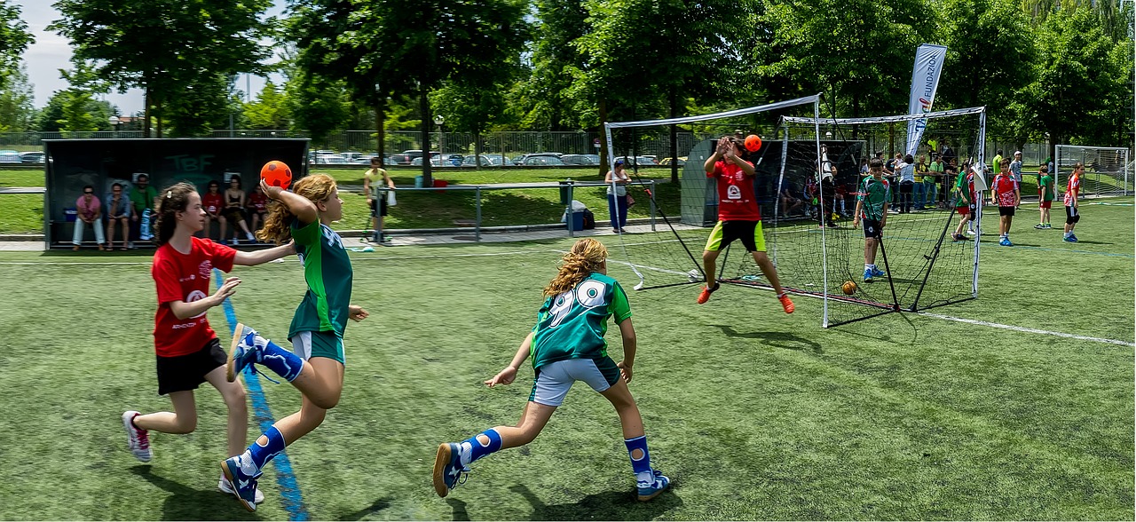 Jugendliche Mannschaftssport draußen