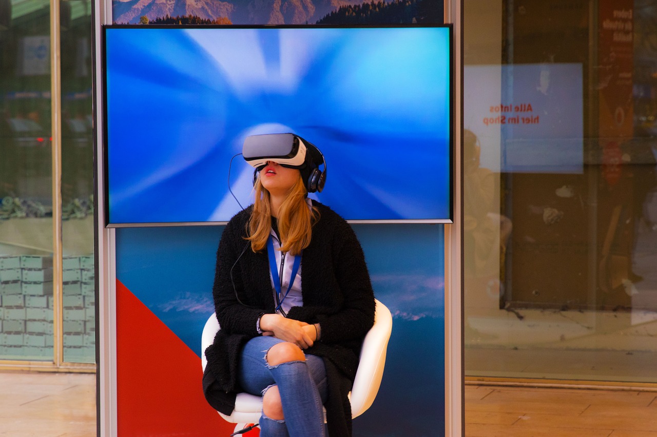 Frau mit Oculus Rift Virtual Reality Headset