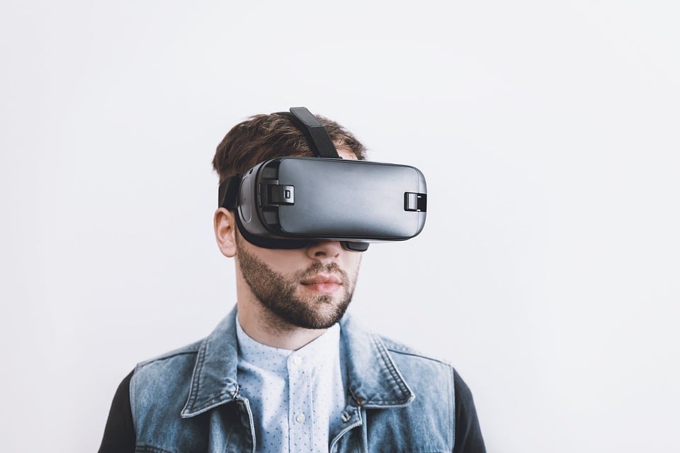 Mann mit Virtual Reality Gerät||Mann mit Virtual Reality Gerät