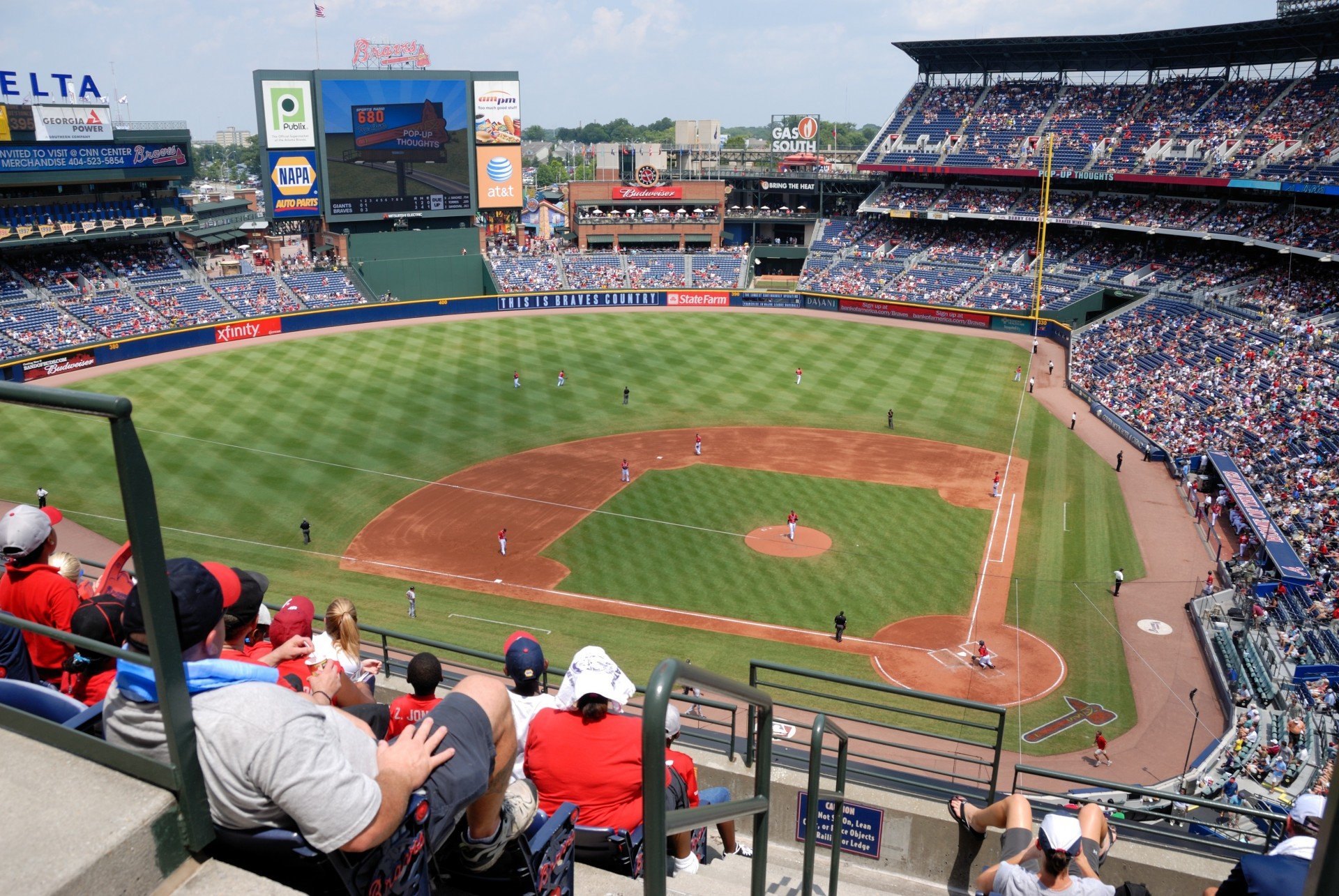 Ein Baseballstadion mit Besuchern|Ein Baseballstadion mit Besuchern|Das Logo von DraftKings|Der US-Supreme Court bei Tag