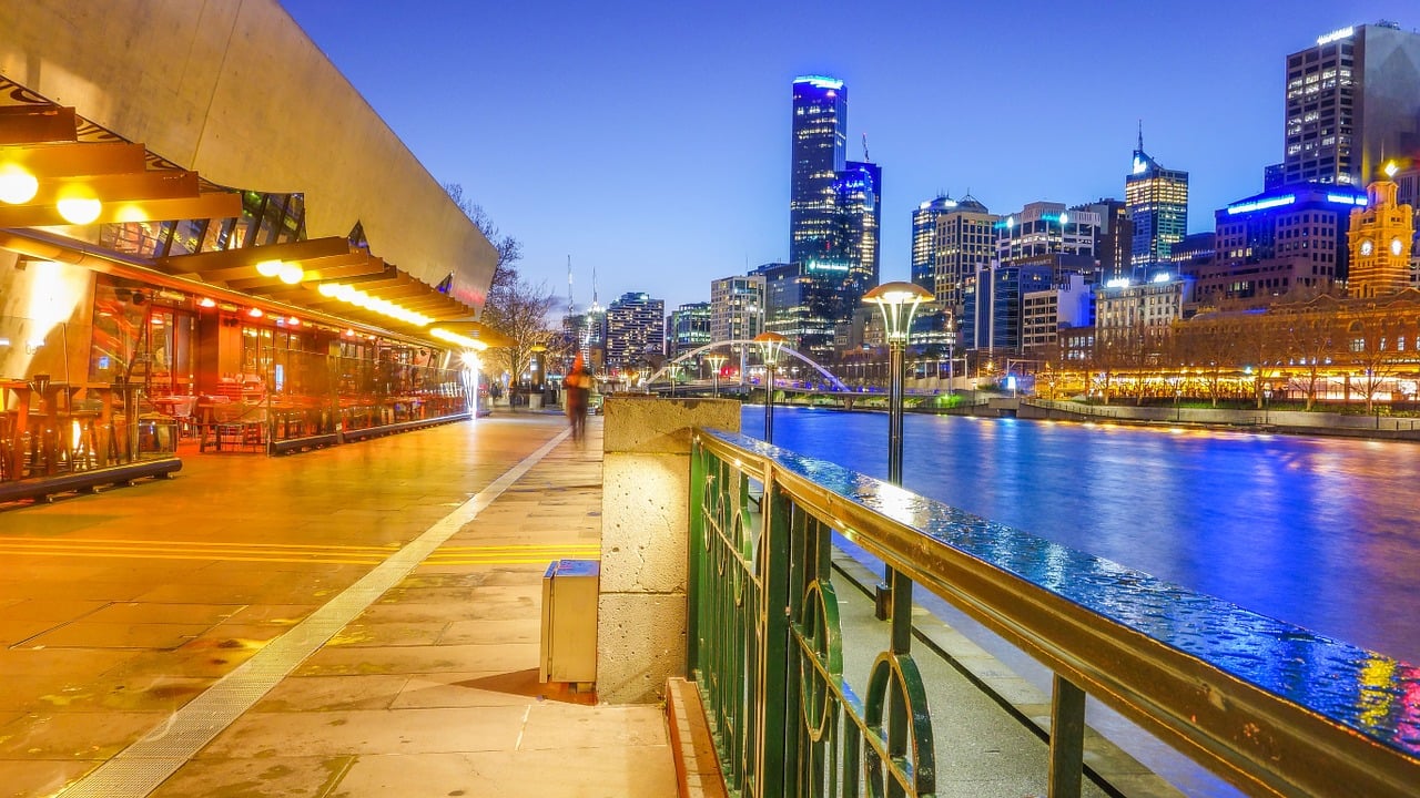 Melbourne am Fluss mit Gebäuden und Casino im Hintergrund
