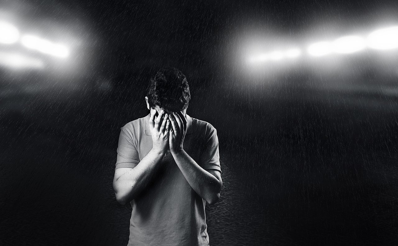Verzweifelter Mann hält sich Hände vor Gesicht|Ex-Fußballer Tony Adams|Symbolbild Zahlen Computer