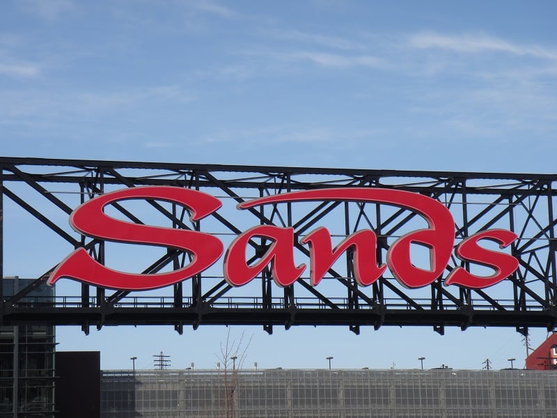 Sands Logo auf Brücke|Yokohama Skyline Abenddämmerung|Osaka Schloss Hochhäuser im Hintergrund