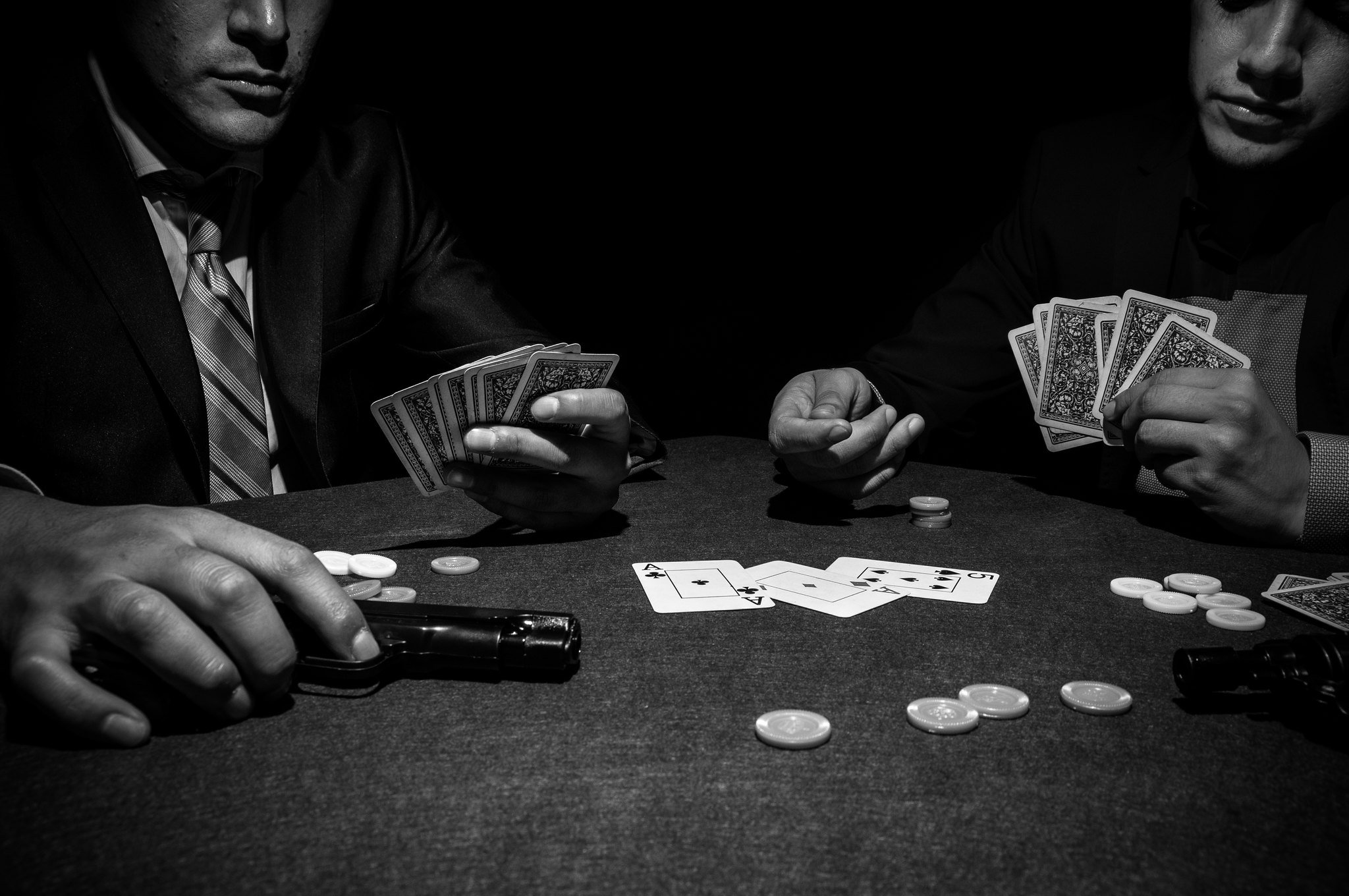 Pokerrunde Mafia Gangster|Glücksspiel- und Mafiapate Benny Binion|Blick auf See mit Pinien